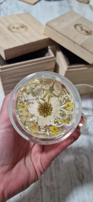 Vasos de cristal con flores disecadas