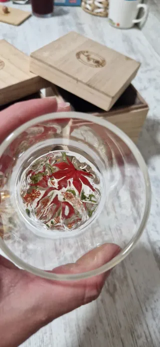 Vasos de cristal con flores disecadas