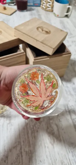 Vasos de cristal con flores disecadas