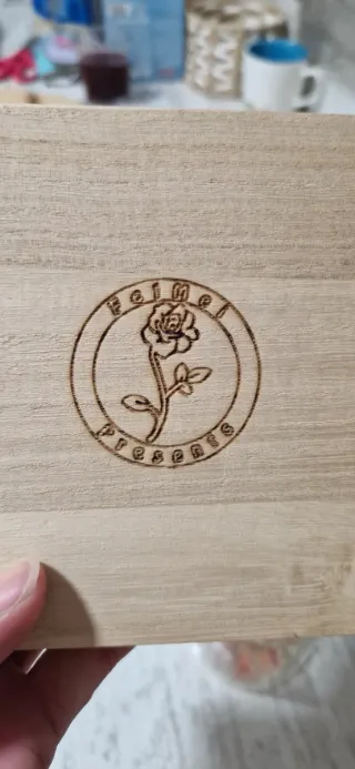 Vasos de cristal con flores disecadas