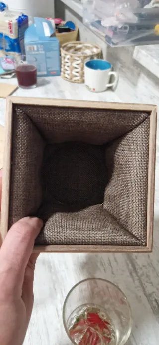 Vasos de cristal con flores disecadas