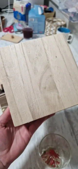 Vasos de cristal con flores disecadas