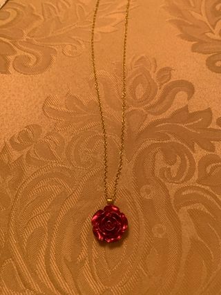 Collana con pendente rosa fucsia e oro
