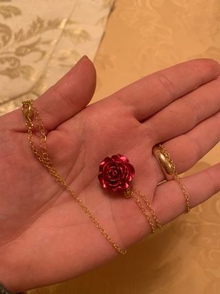 Collana con pendente rosa fucsia e oro
