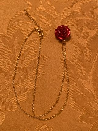 Collana con pendente rosa fucsia e oro