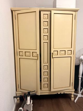 Armario vintage madera beige y oro