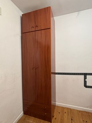 Armario alto de madera