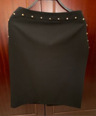 Falda Cortefiel negra con tachuelas
