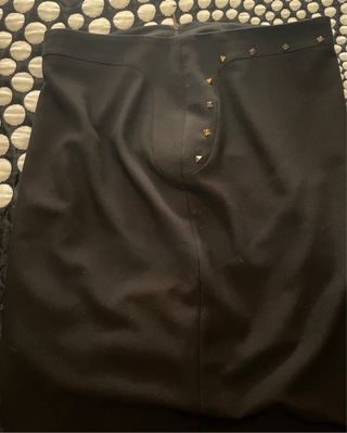 Falda Cortefiel negra con tachuelas