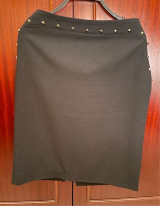 Falda Cortefiel negra con tachuelas