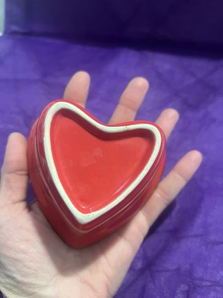 Ciotola a forma di cuore rossa