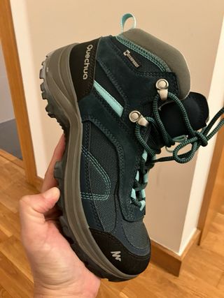 Botas de montaña azules y verde azulado