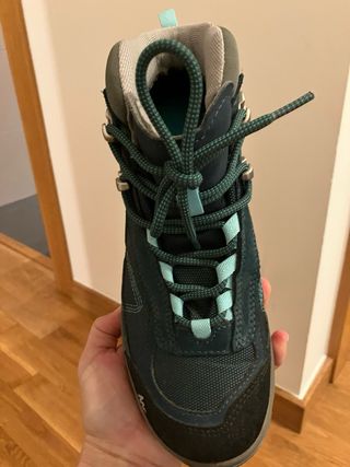Botas de montaña azules y verde azulado