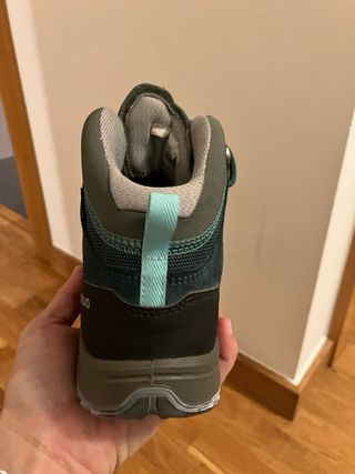 Botas de montaña azules y verde azulado