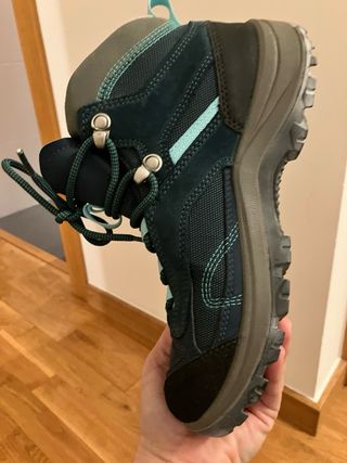 Botas de montaña azules y verde azulado