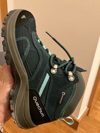 Botas de montaña azules y verde azulado
