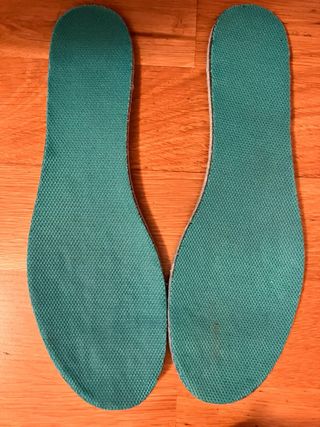 Botas de montaña azules y verde azulado