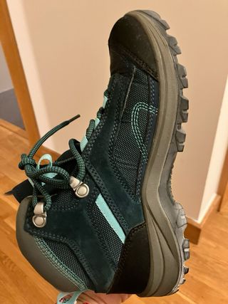 Botas de montaña azules y verde azulado