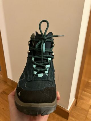 Botas de montaña azules y verde azulado