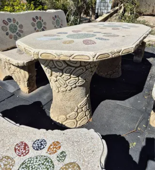 Mesa y bancos de piedra con mosaico