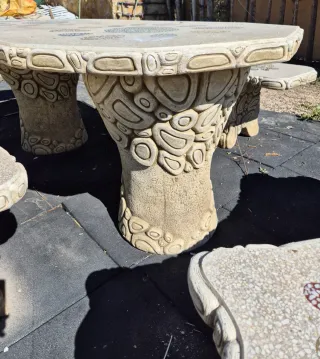 Mesa y bancos de piedra con mosaico