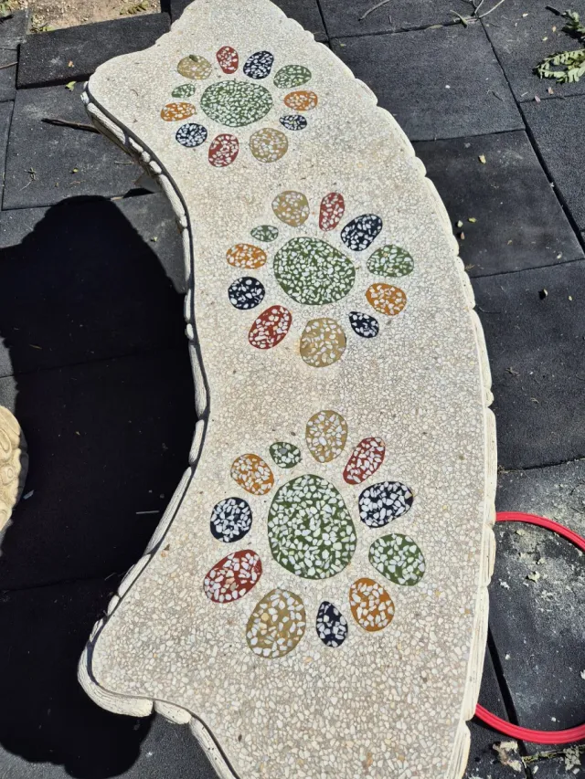 Mesa y bancos de piedra con mosaico