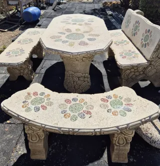 Mesa y bancos de piedra con mosaico