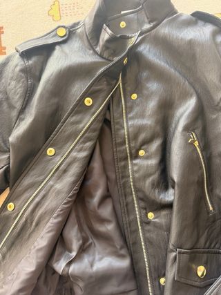Chaqueta negra efecto piel con cinturón