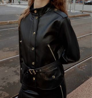 Chaqueta negra efecto piel con cinturón