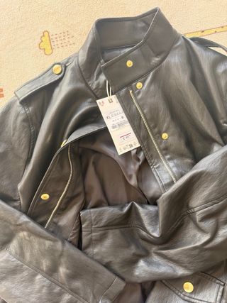 Chaqueta negra efecto piel con cinturón