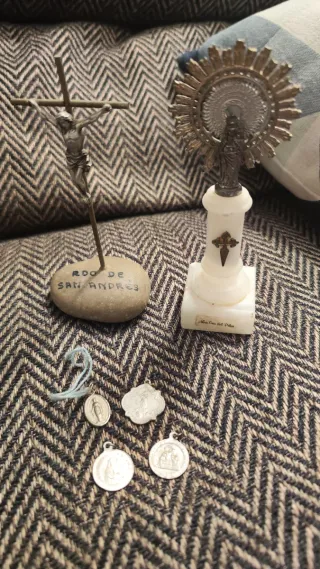 Lote artículos religiosos.Virgen del Pilar