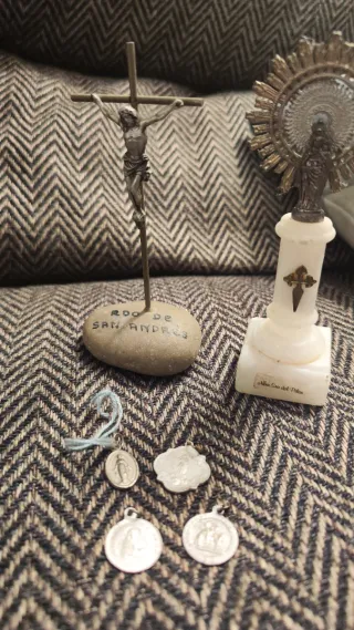 Lote artículos religiosos.Virgen del Pilar