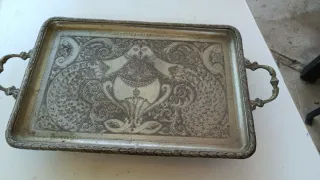 Bandeja grabada plateada con asas
