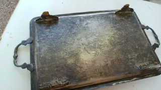 Bandeja grabada plateada con asas