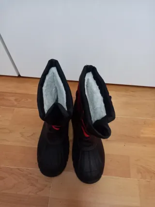 Botas de nieve y agua negras y rojas