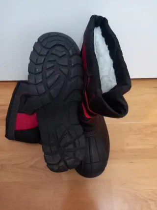 Botas de nieve y agua negras y rojas