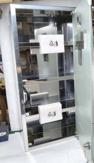 Armadio in vetro e metallo