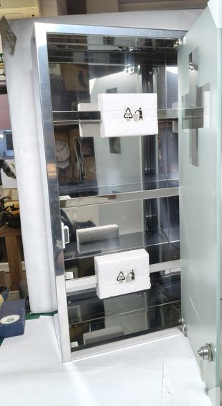 Armadio in vetro e metallo