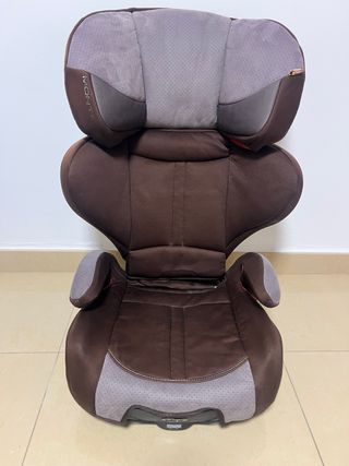 Silla de coche infantil marrón y gris