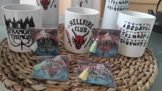 Lote Stranger Things: Taza, Botella y Llavero