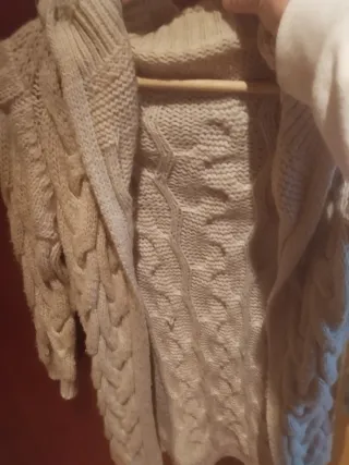 Chaqueta de punto con capucha beige