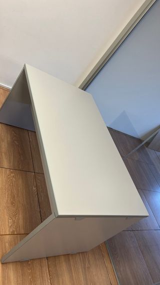 Mesa de oficina gris y blanca