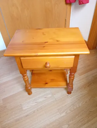 Mesita de noche de madera