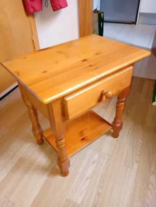 Mesita de noche de madera