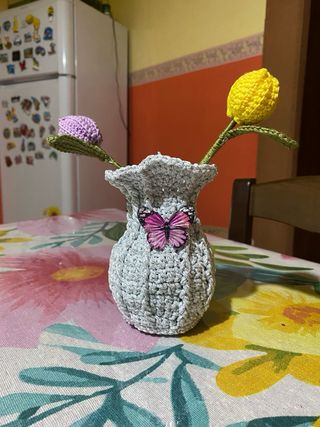 Vasetto uncinetto con farfalla