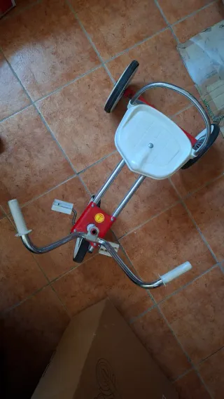 Triciclo antiguo rojo y blanco