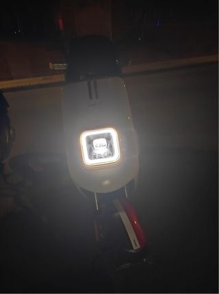 Moto Eléctrica Scooter 49cc Roja y Blanca