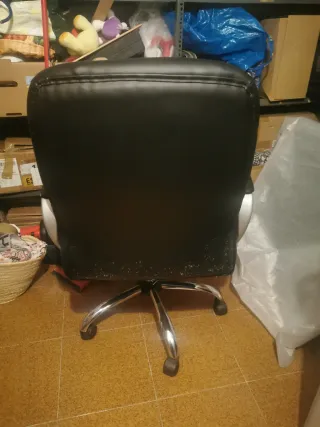 Sillón de escritorio negro y plateado