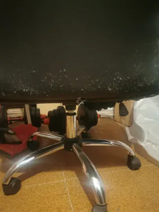 Sillón de escritorio negro y plateado