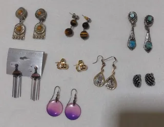 Pendientes dorados y morados